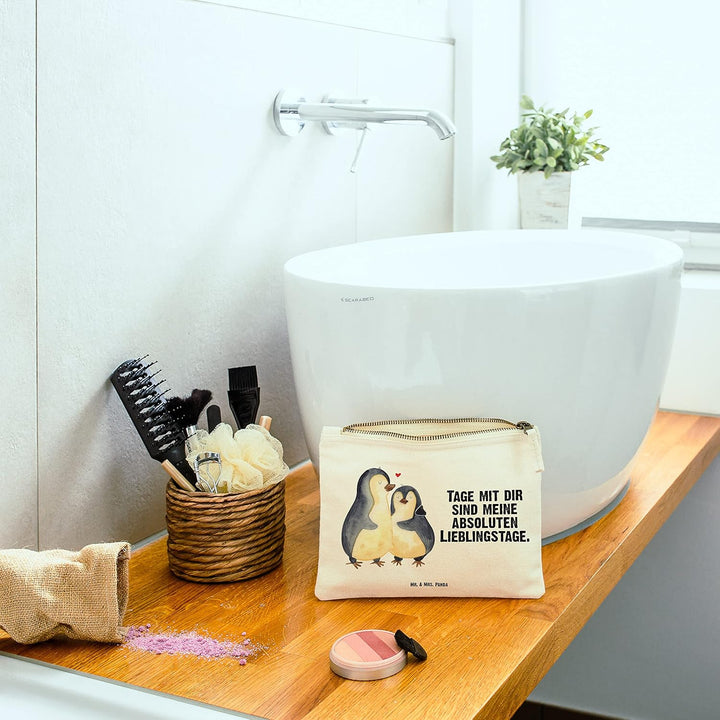 Mr. & Mrs. Panda Kosmetiktasche Pinguin umarmen Grösse M - Geschenk, Hochzeitstag, Liebe, kosmetiktä