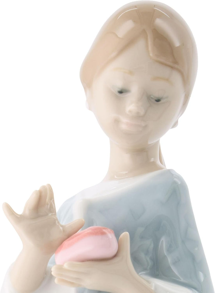 NAO 02001588 Dekofigur/Porzellanfigur A Gift from The Heart, Mädchen mit Geschenk