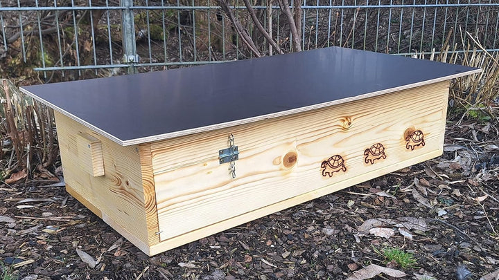 Premium Schildkrötenhaus (SH9) aus 20mm Vollholz - Wetterfest mit Boden und Tür inc. verstellbare Be