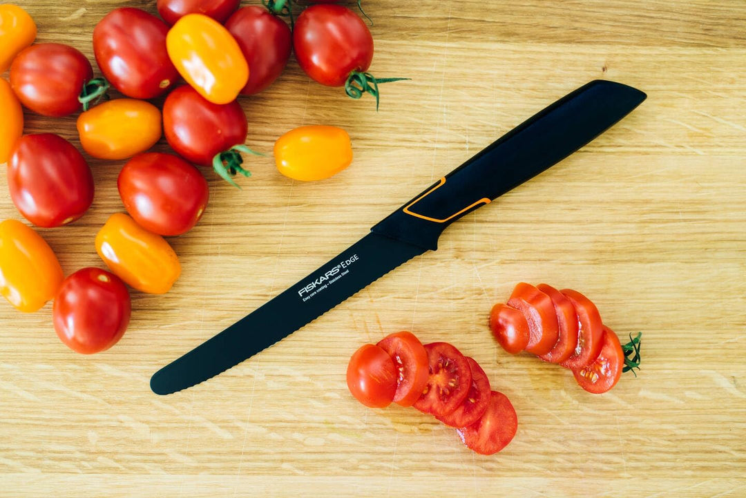 Fiskars Tomatenmesser, Modernes Design, Gezahnte Klinge, Gesamtlänge: 25 cm, Qualitätsstahl/Kunststo