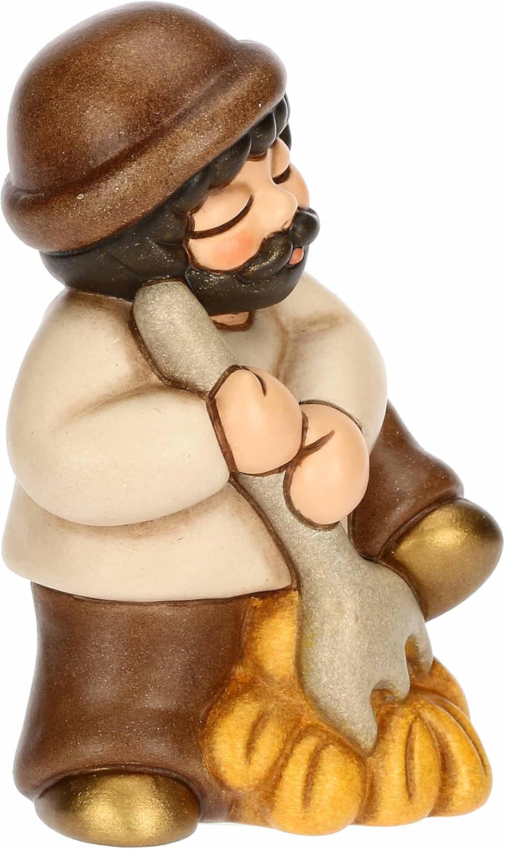 THUN, Mann mit Gabel und Heu aus hochwertiger Keramik, Kollektion Klassische Krippe, Weihnachtskripp