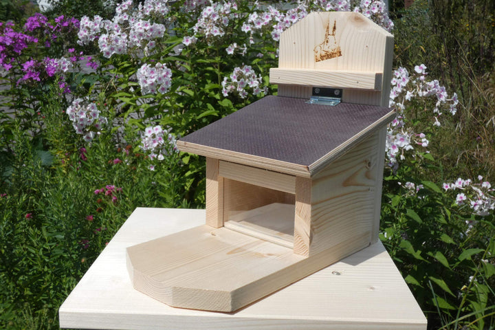 Komplett zusammengebautes, massives, stabiles Eichhörnchen Futterhaus Futterstation Made in Germany