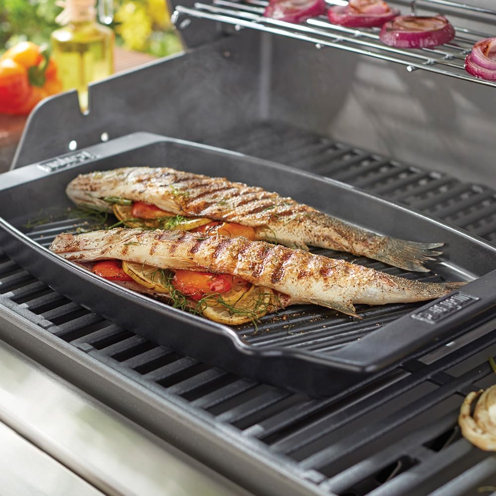 Weber Keramik Grillpfanne (47 x 28cm), Ideal für Fisch, gegriffelter Boden, mit Ausguess-Schaube, BB