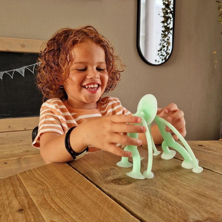 MOLUK 43110, OOGI Glow in the Dark, elastische Stretch-Figur mit Saugnäpfen, Lernspielzeug aus Silik