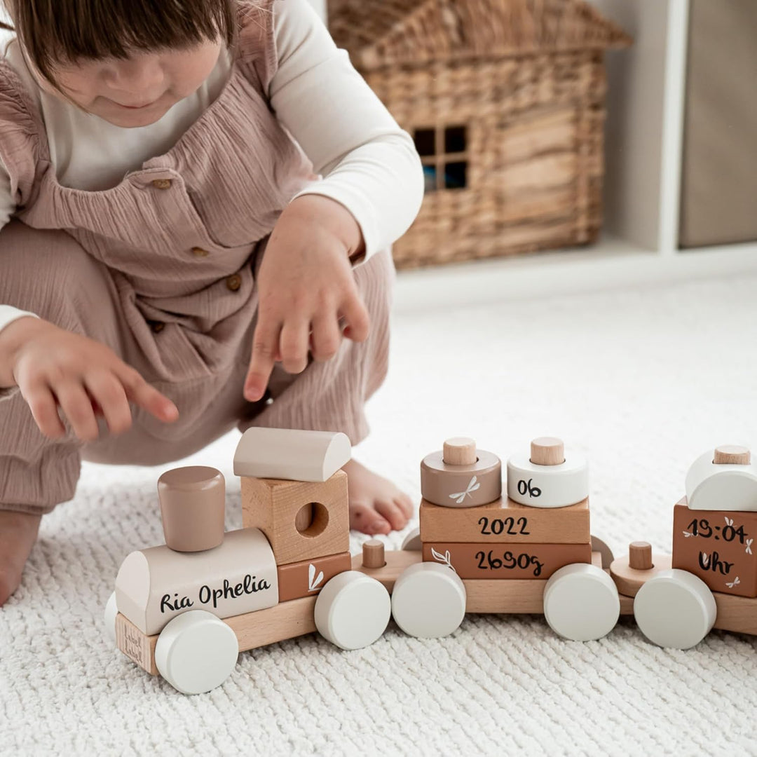 Personalisierte Holzeisenbahn Nougat – Personalisierte Geschenke Baby I Steckspielzeug I Geschenk zu