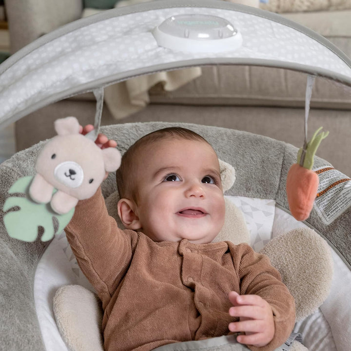 Ingenuity - InLighten Babywippe mit Lichtern, Nate Bunny, Spielzeugleiste, Vibrationen, Geräuschen,