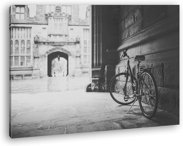 deyoli Fahrrad in einem alten Stadtviertel Effekt: Schwarz/Weiss im Format: 60x40 als Leinwandbild,
