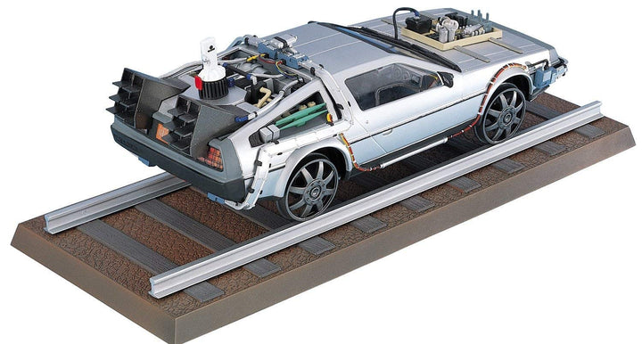 Aoshima 1:24 Massstab Bausatz 11874 Zurück in die Zukunft Teil 3 Delorean mit Railraod - Plastikmode