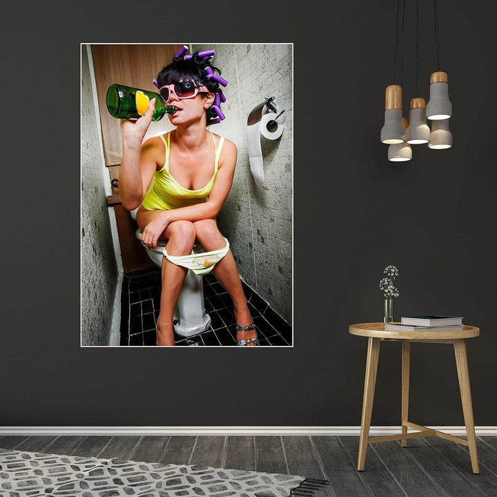 wandmotiv24 Poster als Wanddeko, Grösse 100x70cm, Frau trinkend auf Toilette, Fotografie, Lustig, Fl