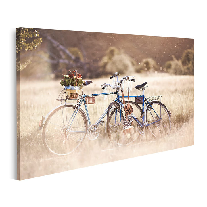 islandburner Bild auf Leinwand Zwei Fahrräder Im Feld Mit Blumenkorb Bei Sonnenuntergang Bilder Wand