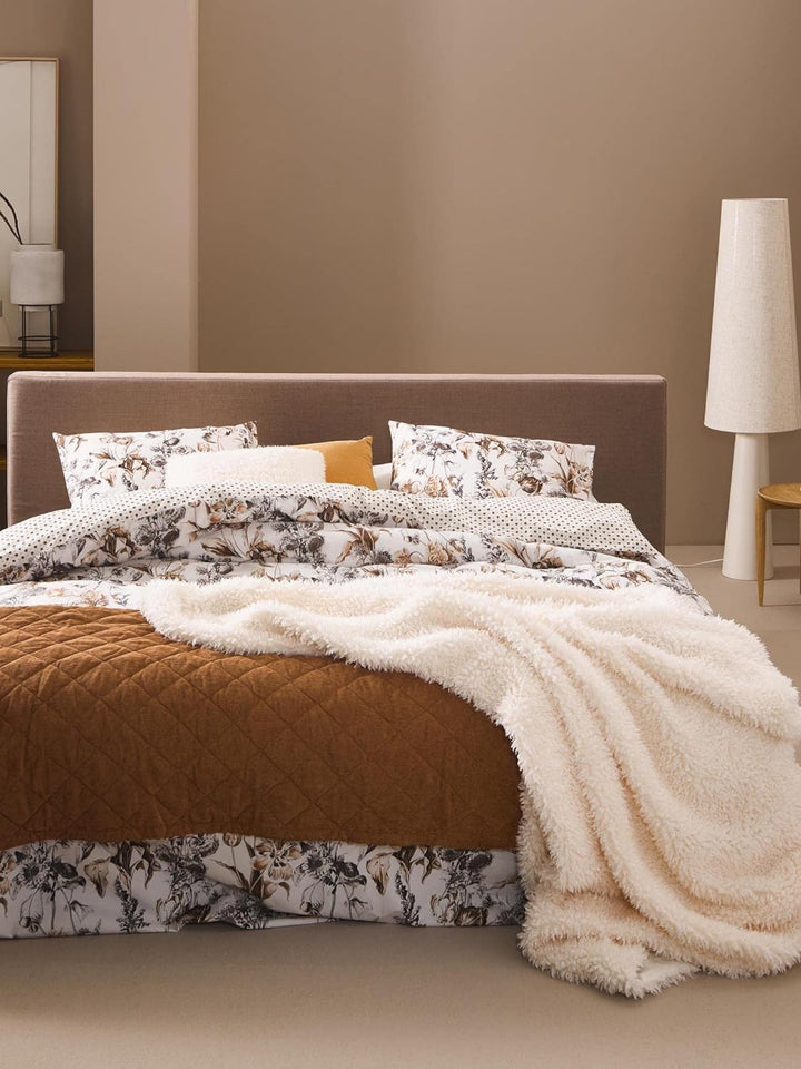 ESSENZA Bettwäsche Jackie Blumen Baumwolle Perkal Vanilla, 155x220 + 1 x 80x80 cm