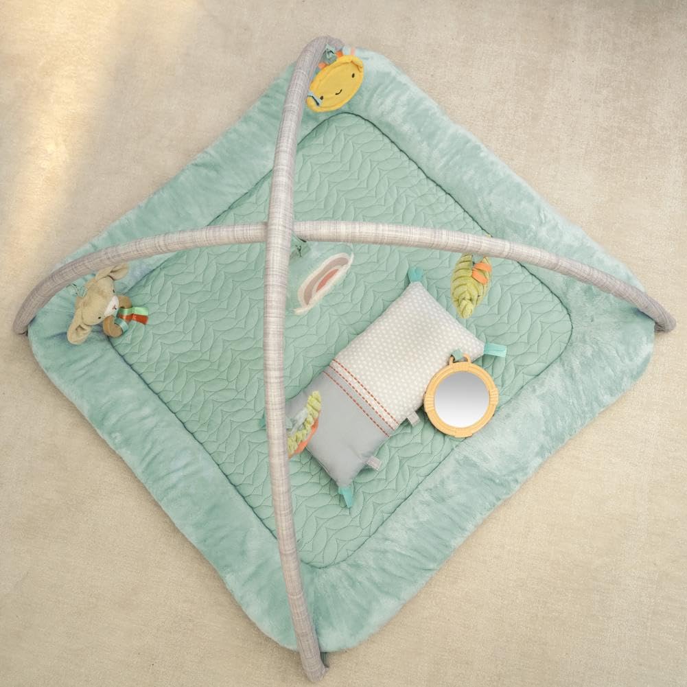 Ingenuity - Calm Springs Plüsch Spielbogen für Baby, Ultra-Soft Premium Matte, inkl. Spielzeuge, Cal
