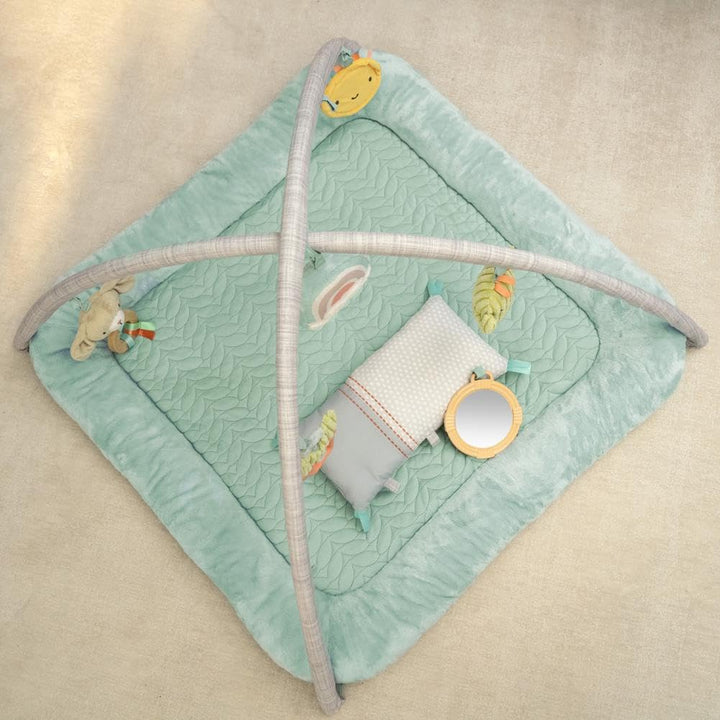 Ingenuity - Calm Springs Plüsch Spielbogen für Baby, Ultra-Soft Premium Matte, inkl. Spielzeuge, Cal