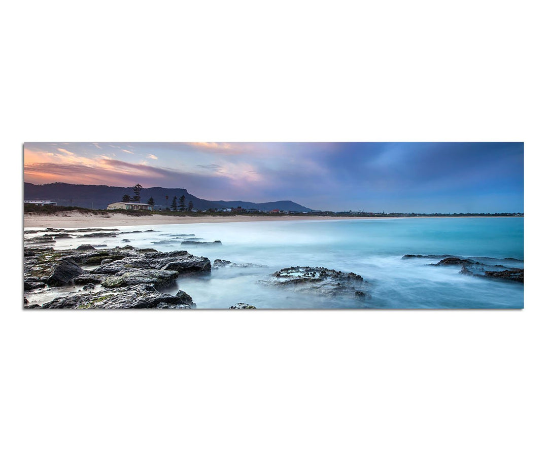 Paul Sinus Art Panoramabild auf Leinwand und Keilrahmen 150x50cm Strand Felsen Morgendämmerung Nebel