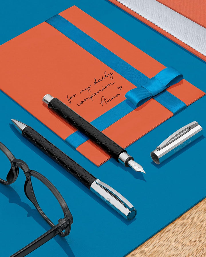 Faber-Castell 148923 - Füllfederhalter AMBITION Edelharz Rhombus, Feder: B, inklusive Geschenkverpac