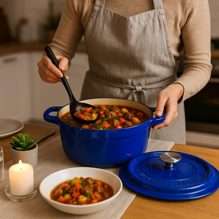 Runder Kochtopf aus Gusseisen mit glasierter Keramikbeschichtung, Cocotte mit Deckel. Gourmet Tools