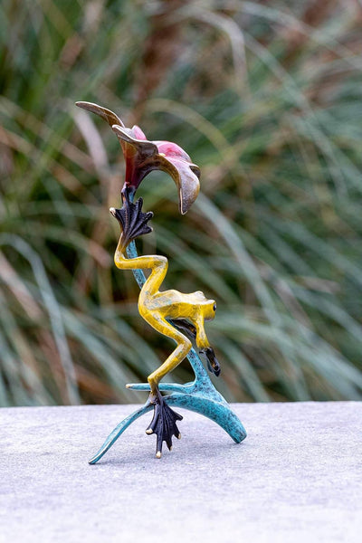 IDYL Bronze-Skulptur Lustiger Frosch mit Blume farbig emailliert | 20x9x13 cm |Bronze-Figur handgefe