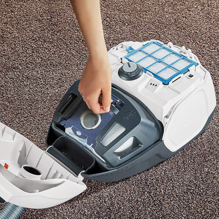 AEG VX7-2-IW-S Staubsauger / 360° drehbare Softräder / nur 69 db(A) / inkl. Zusatzdüsen / Ergo-Handg
