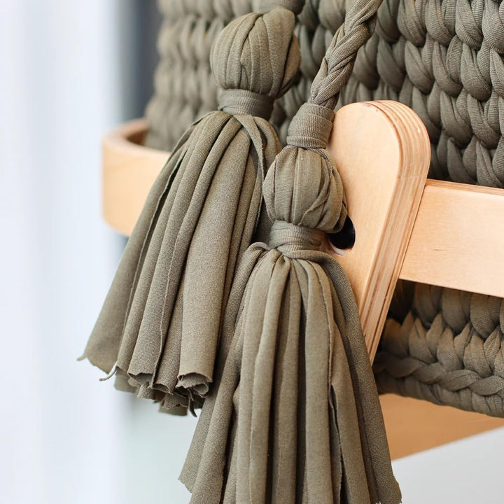 LIINI® Babywiege mit Moseskorb (Olive) – sanfte Wiegebewegung, handgehäkelt, nachhaltiges Holzgestel