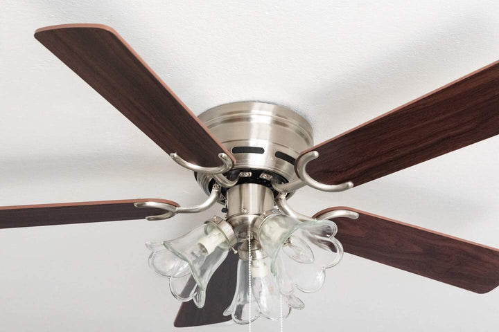Pepeo - Kisa Deckenventilator mit Beleuchtung | Ventilator mit Zugschalter in Silber mit Wendeflügel
