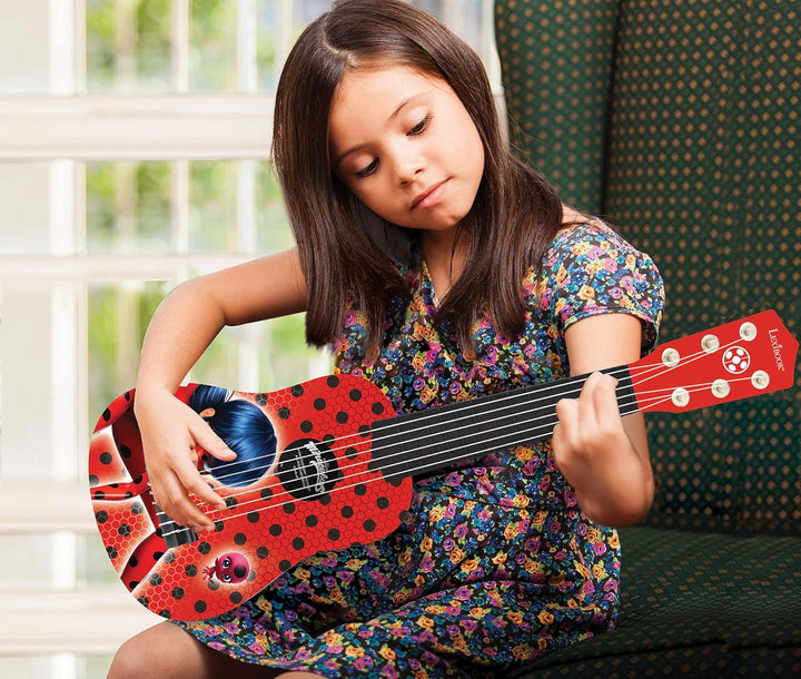 Lexibook K200MI Miraculous: Tales of Ladybug & Cat Noir erste Akustikgitarre aus Holz, 6 Nylonsaiten