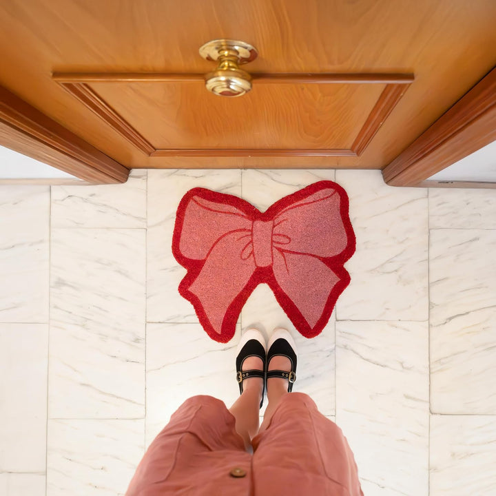Fisura – Originelle Kokosfussmatte Rosa Schleife“ mit Rutschfester PVC-Unterseite. Rosa und rote Tür