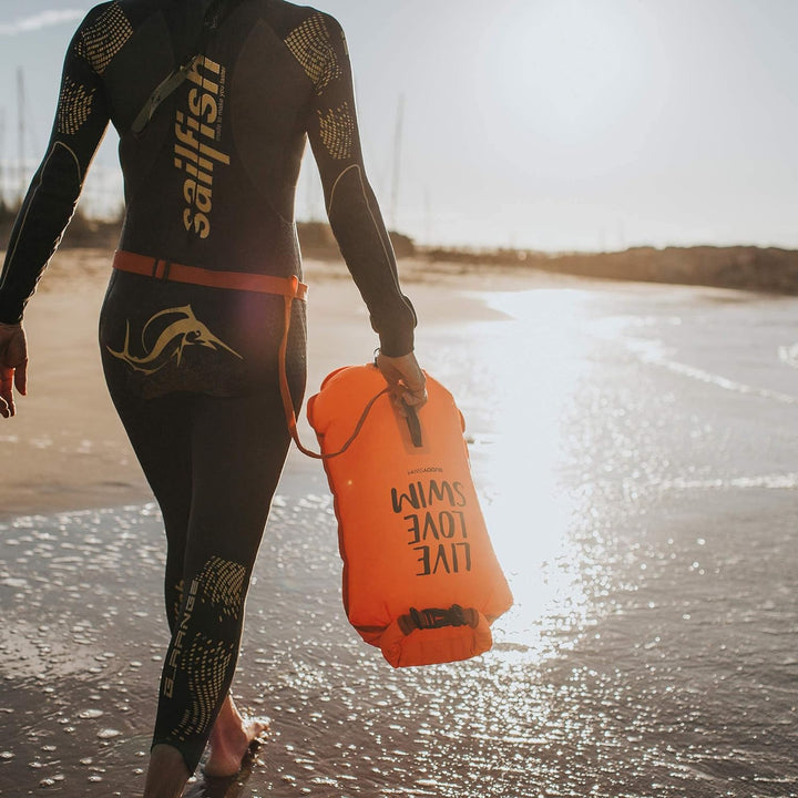 Buddyswim Set aus Freiwasser-Schwimmboje 28 Liter und Badekappe. Sicherheitsboje zum Schwimmen im of