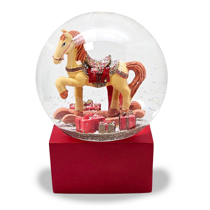 Schneekugel Weihnachten | Schaukelpferd Geschenke | Sockel rot | Höhe: 12cm Breite 10 cm | 20299 (Sc