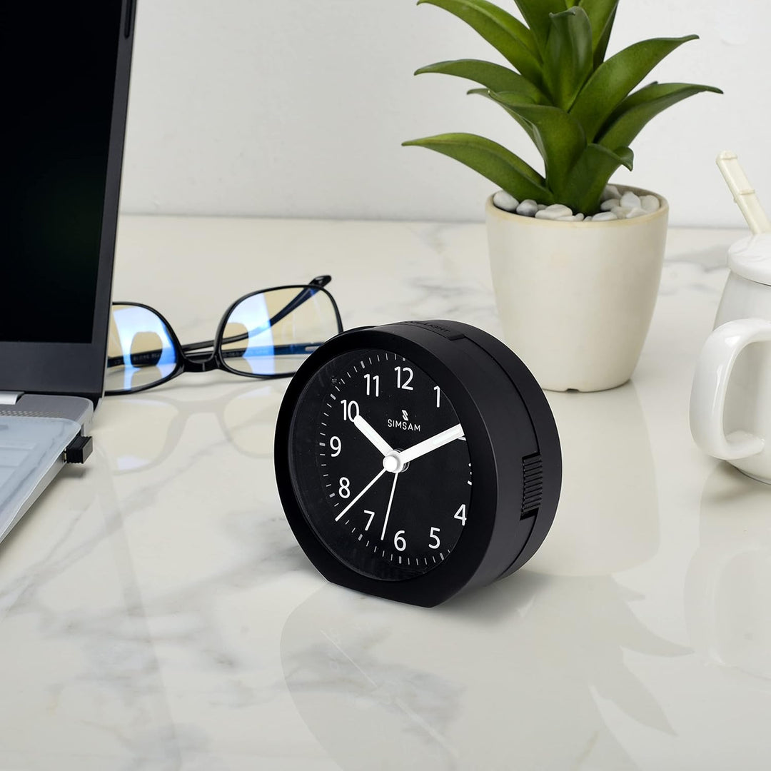 SIMSAM Wecker Analog ohne Ticken mit Batterie, Licht (Schwarz-Schwarz), Schwarz-schwarz