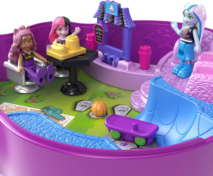 Polly Pocket Monster High Spielset mit 3 kleinen Puppen und 10 Zubehörteilen, Schulwelt im Inneren,