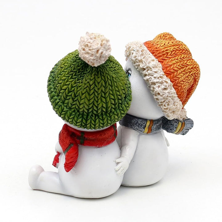 Dekohelden24 Schneekinderpaar mit Mütze und Schal in rot, grau, orange, grün, L/B/H 10,7 x 7,3 x 10,