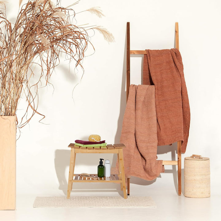 Relaxdays Badhocker mit extra Ablagefläche, Sitzhocker aus Bambus, HxBxT: 45 x 51,5 x 34 cm, Staurau