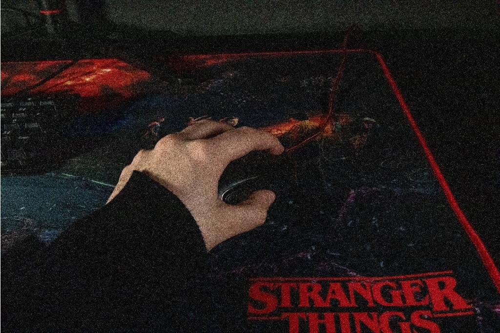 Konix Stranger Things XXL Gaming-Mauspad 90 x 46 cm - rutschfeste Mikrofaser-Oberfläche - Gummi - Me
