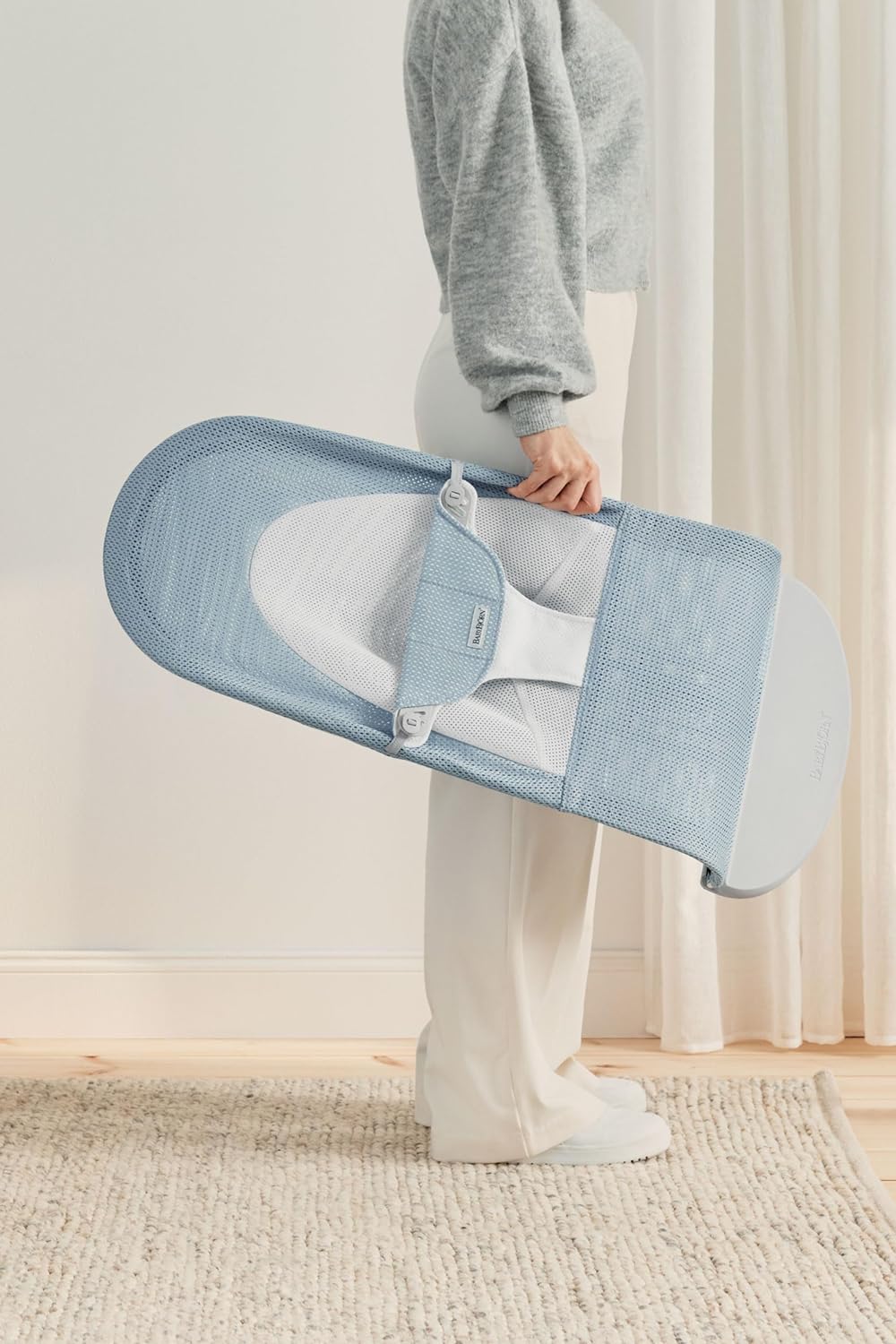 BabyBjörn Babywippe Balance Soft, Hellgrauer Rahmen, Netzstoff, Himmelblau/Weiss Netzstoff Himmelbla