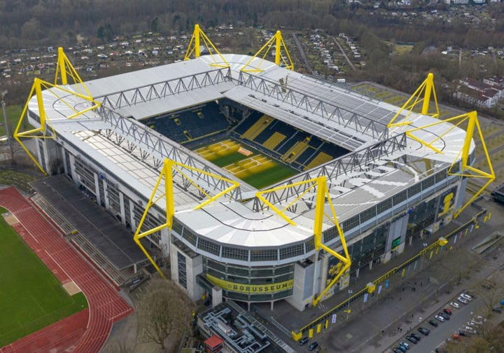 Architekturmodell zum Zusammenbauen mit Miniaturbausteinen. Fussballstadion in Dortmund, Westfalen,