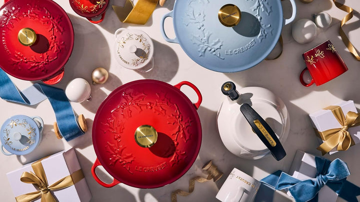 Le Creuset Stechpalmen-Untertasse aus emailliertem Gusseisen, 2,25 qt, Kirschrot mit goldfarbenem Kn