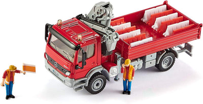 siku 3534, LKW mit Ladefläche und Kran, 1:50, Metall/Kunststoff, Rot, Inkl. 2 Spielfiguren und 12 Ve