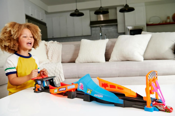 DISNEY Pixar Cars Spielset - 2 x Leuchtende Rennautos Starter und Überkreuz Neonrennstrecke, 2 Spiel