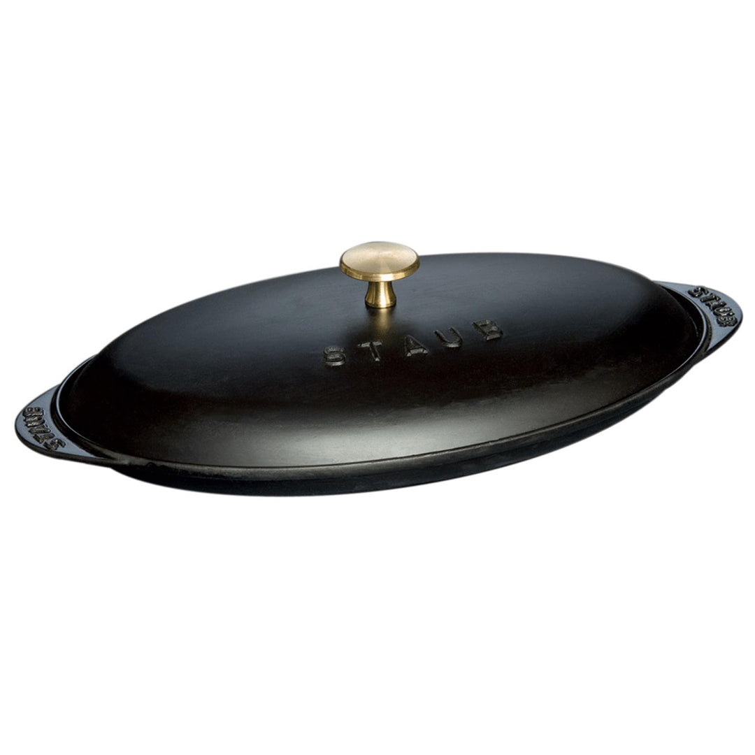 Staub 1332125 Servierplatte, mit Deckel 31 cm, 0,7 L mit mattschwarzer Emaillierung im Inneren der S
