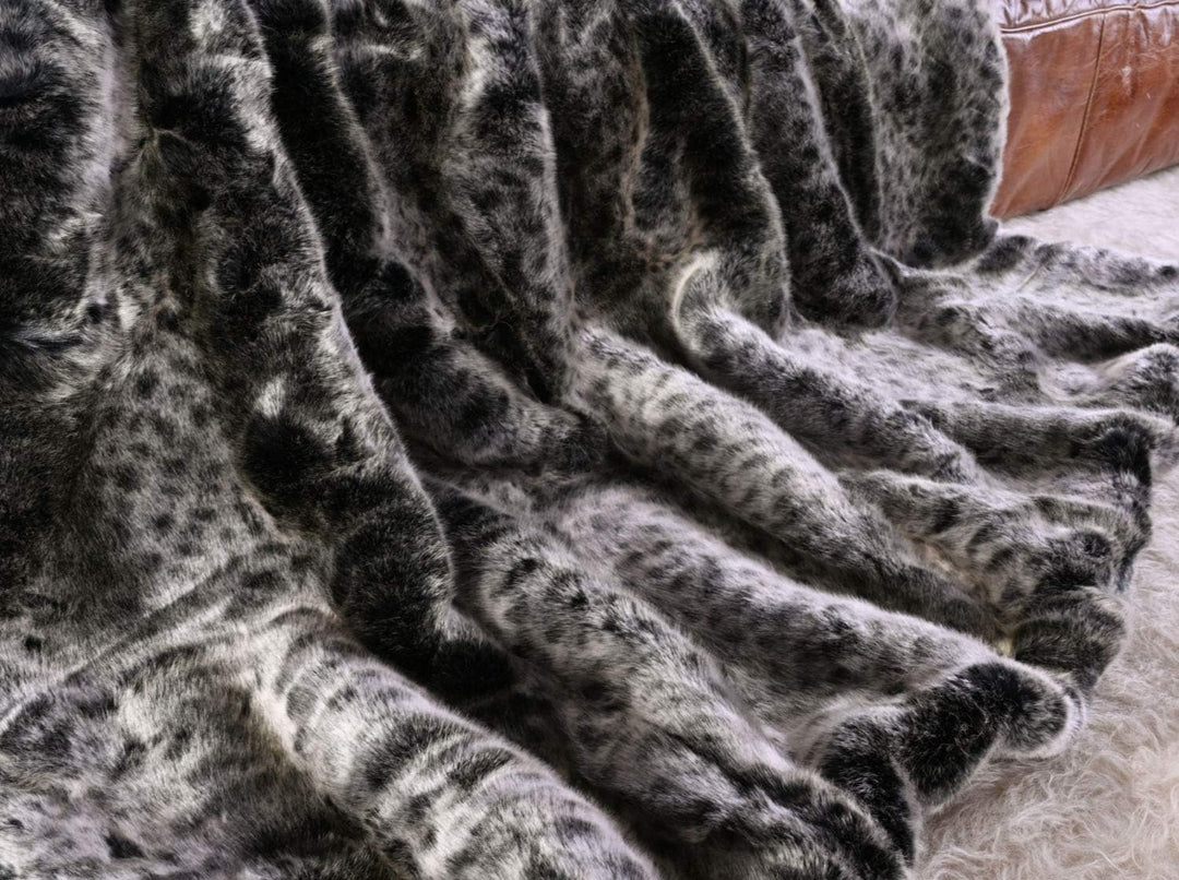 Wohnen & Accessoires GmbH & Co. KG Premium Felldecke Wildkatze grau 240x260cm Tagesdecke 240x260cm,
