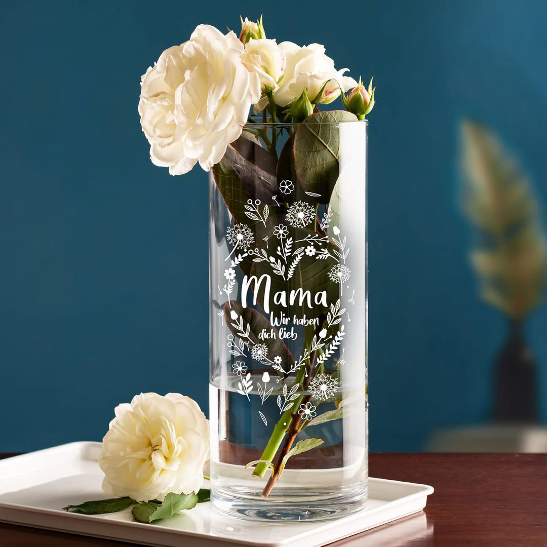 Casa Vivente Runde Blumenvase mit Gravur für Mama, Wir haben Dich lieb, Glasvase für Schnittblumen,