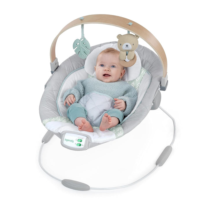 Ingenuity Cozy Spot beruhigende Babywippe mit Holzspielzeugbogen, Naturkautschuk-Spielzeug, Sicherhe