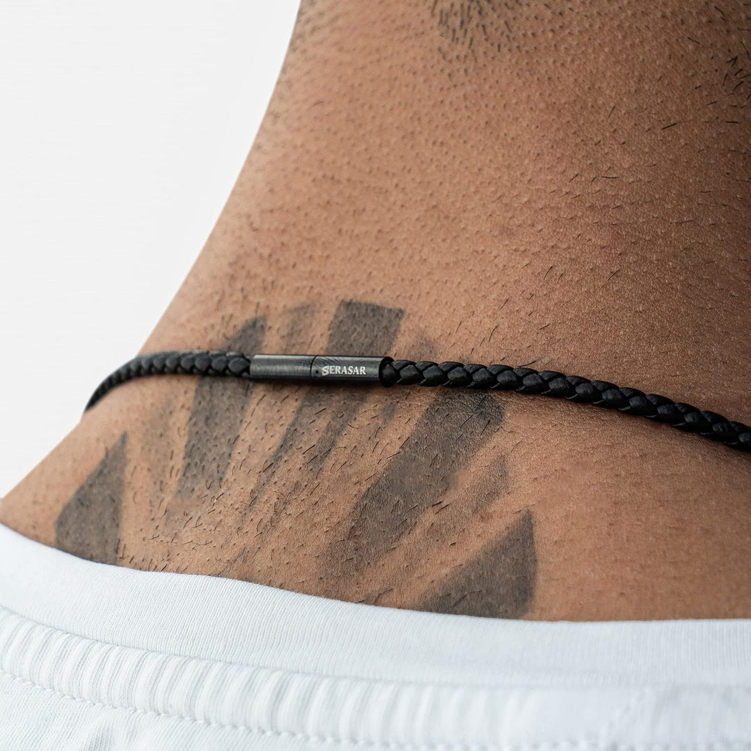 SERASAR Premium Leder Halskette Herren | Edelstahl Anhänger | Sicherer Verschluss | Drei Farben | In
