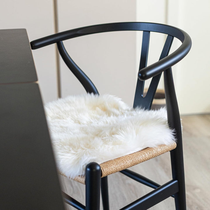 Nordic Sheep Lammfell Kissen 40x40 cm | Weiches Fell für Stühle & Sofa | Gemütliches Sitzkissen & La