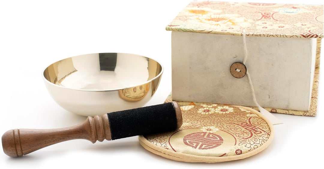 Gegossene Klangschale in cremefarbener Geschenkbox, inklusiv cremefarbener Unterlage sowie einem Hol