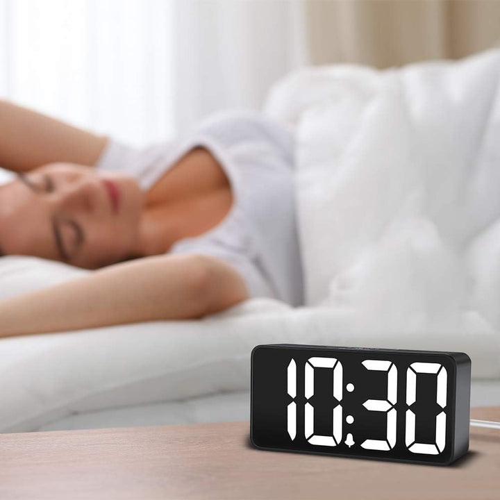 Eachui LED Wecker Digital mit USB-Ladeanschluss, Grosse Ziffern Display, Helligkeit und Lautstärke R