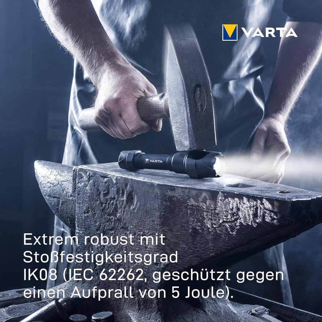VARTA Taschenlampe LED 6 Watt inkl. 6x AA Batterien, Indestructible F30 Pro Leuchte, Lampe, Arbeitsl