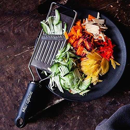 Microplane Profi Julienne Gemüsehobel für Kartoffel, Apfel, Karotte, Zucchini und Rotkohl in Schwarz