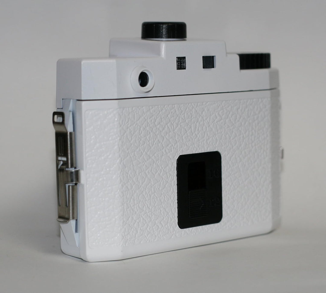 Holga 120 Glasobjektiv-Kamera mit Farbblitz (weiss), weiss