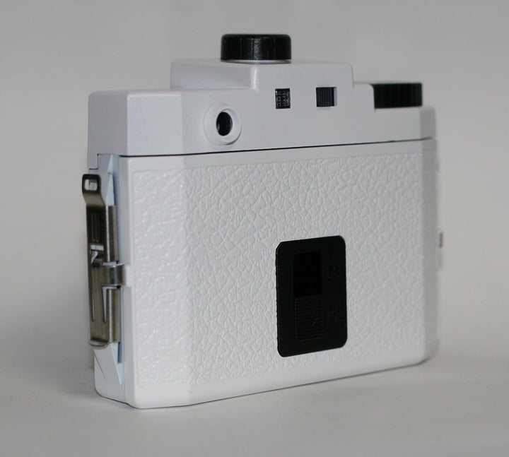 Holga 120 Glasobjektiv-Kamera mit Farbblitz (weiss), weiss